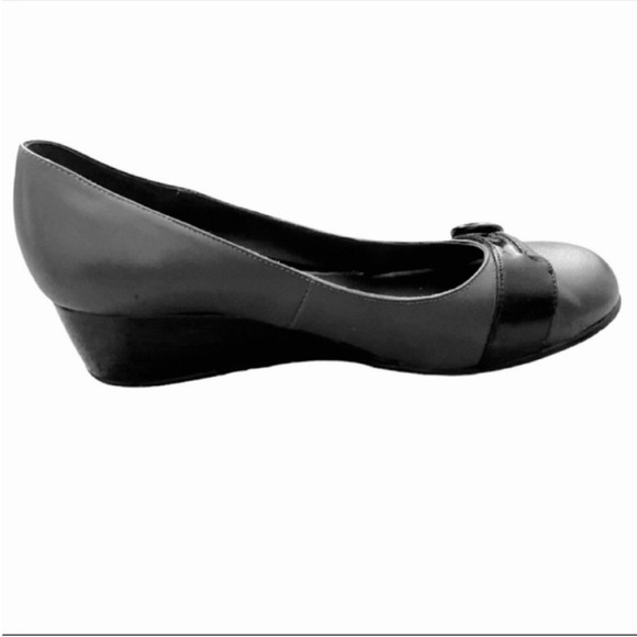 Town Shoes Genuine Leather Wedges-Grey/Black
Heel- Size 9 - Picture 6 of 8